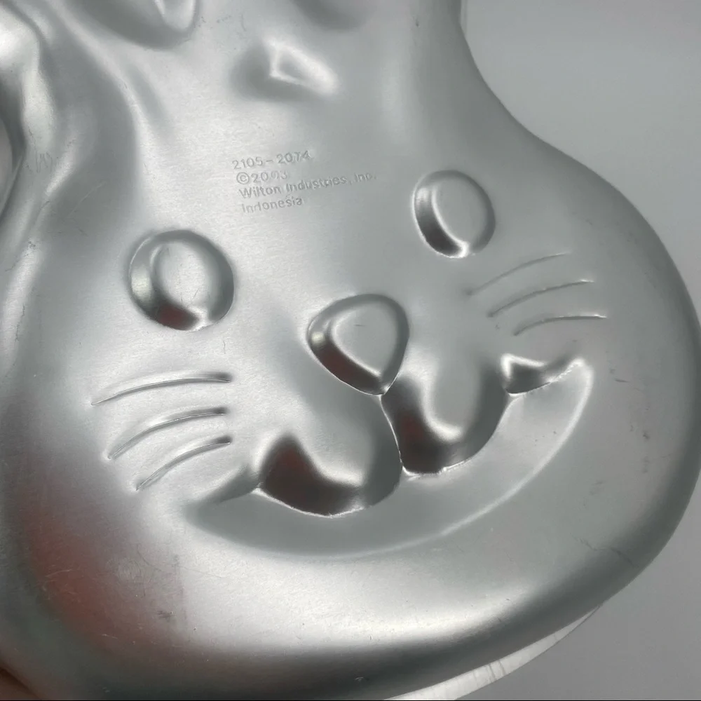 WILTON Aluminum BUNNY HEAD Cake Pan Mold Easter 2105-2074 Vintage 2003